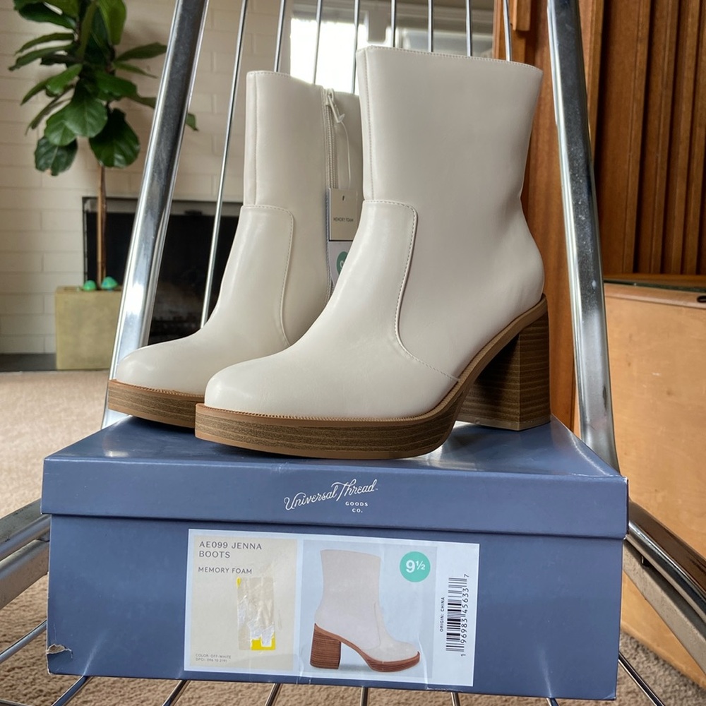 NWT Women’s Universal Thread Off-white Boots - Sz 9.5
